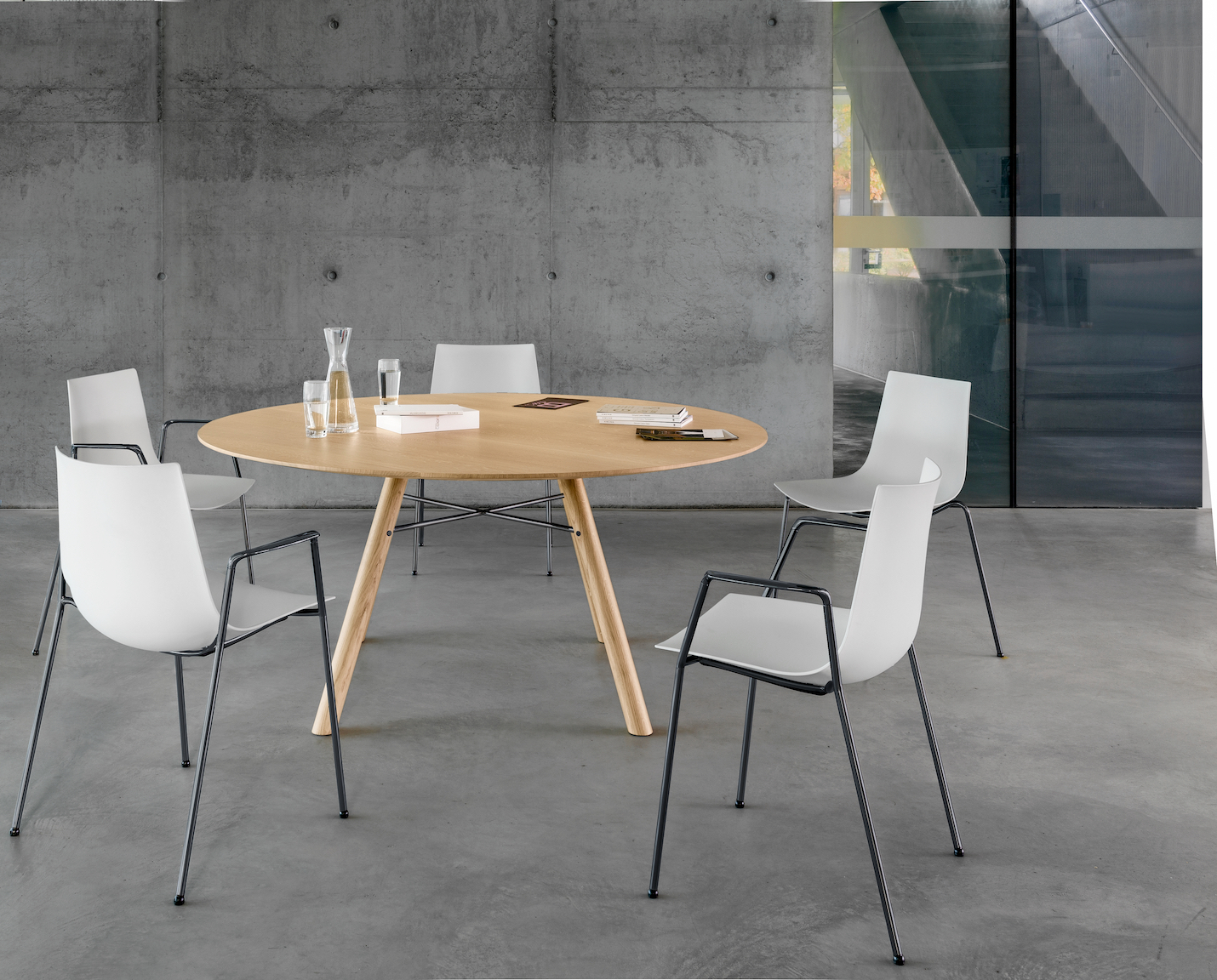 Girsberger Nava Vierbeinstuhl mit Armlehnen – Bild 5